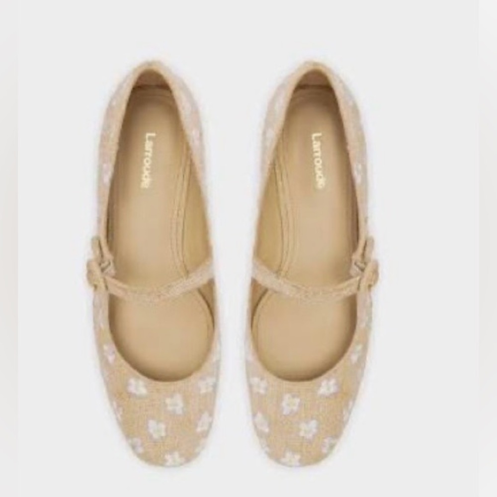 NWT, Larroudé Blair Floral Embroidered Linen Mary Janes.